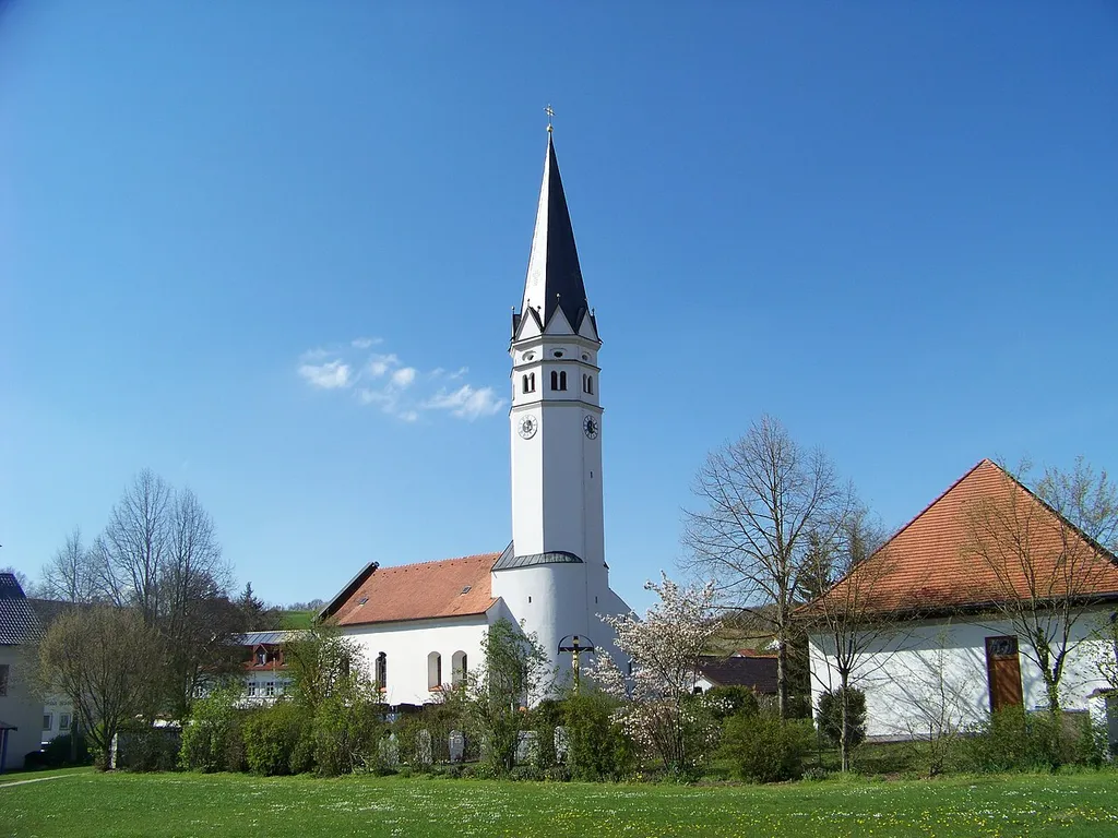 Moosthenning. Moosstraße 1. Kath. Filialkirche St. Maria, im Kern 13. Jh., Saalbau mit Ostturm, Umgestaltungen an Turm und Langhaus im 17. und 18. Jh., Langhaus 1902 erweitert; mit Ausstattung.
