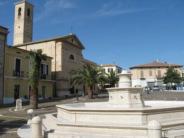 Vista di Piazza Cavour e Chiesa Maria SS. del Suffragio di Nereto (Teramo)