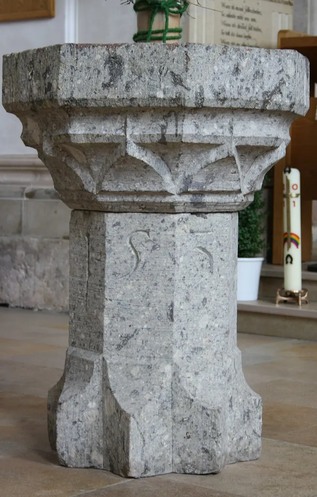 Evangelisch-lutherische Dreifaltigkeitskirche in Haunsheim, einer Gemeinde im Landkreis Dillingen an der Donau (Bayern), Taufstein mit Inschrift 1530, aus Suevit