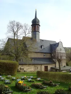 Sachgesamtheit St. Barbarakirche (Markersbach) und Kirchhof mit folgenden Einzeldenkmalen: Kirche (mit Ausstattung), Kirchhofsmauer mit Pforte, eine Grabanlage und zwei Grabmale (siehe Einzeldenkmalliste - Obj. 09299586), Lindenallee und zwei Torbäu