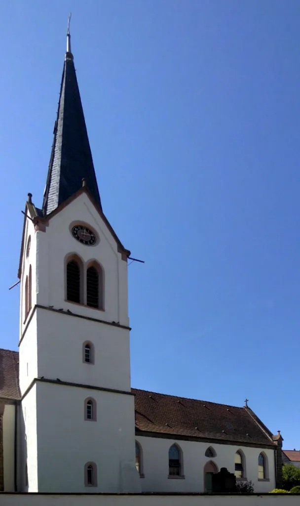 Nordostseite der evangelischen Kirche in Bickensohl, Stadt Vogtsburg im Kaiserstuhl