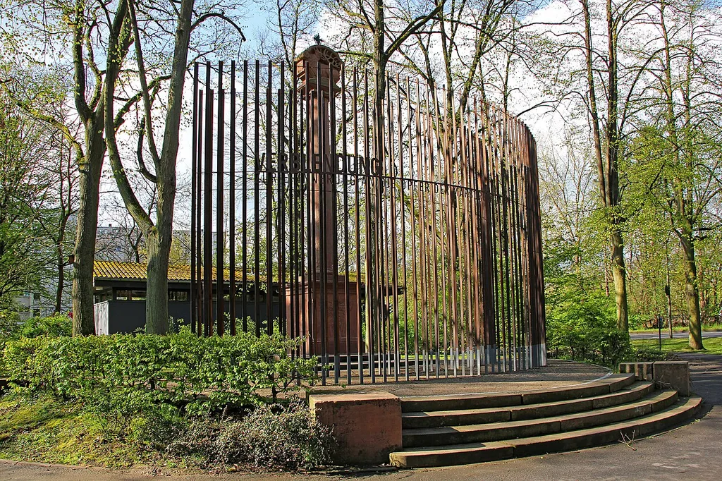 World War I memorial in Marburg from 1923 to the “Marburger Jäger” and their victims. Memorial installation “Verblendung” by Heiko Hünnerkopf from 2020. Seen from Northeast.