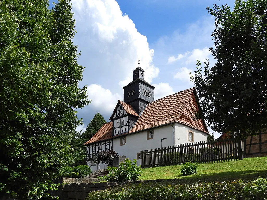 Die im Kern mittelalterliche evangelische Pfarrkirche von Rambach wurde im 17. Jahrhundert erweitert und 1711 durch einen Fachwerkaufbau erhöht. Im Jahr 1799 wurde die Dorfkirche grundlegend umgestaltet und mit einem Dachtürmchen versehen. Das Innere der Kirche überrascht mit reich verzierten umlaufenden Emporen und einer Orgel aus dem Ende des 18. Jahrhunderts. Als Kleinod gilt auch die Barock-Kanzel die um 1700 entstanden ist. Wegen ihrer künstlerischen, baulichen und geschichtlichen Bedeutung ist die Kirche ein geschütztes Kulturdenkmal.