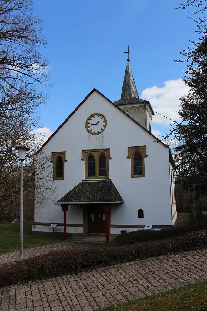 spätgotischer Chor, bezeichnet 1518; neugotisches Langhaus, 1842–44; im Kern mittelalterlicher Turm, (romanisch?), Glockengeschoss 1842; Stumm-Orgel, 1896; Glocke, 1894, von Jakob Pfeiffer, Kaiserslautern