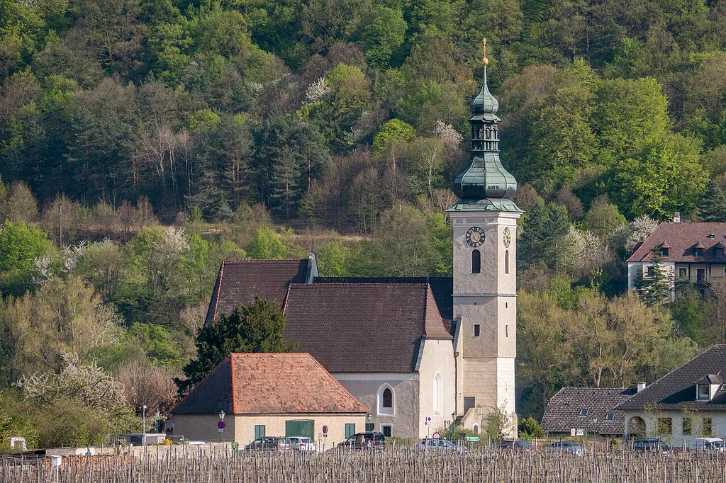 Kath. Pfarrkirche hl. Quirinus mit Friedhof und Kleindenkmalen
