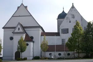 Ensemble Pfarrkirche St. Martin und Fuggerschloss.