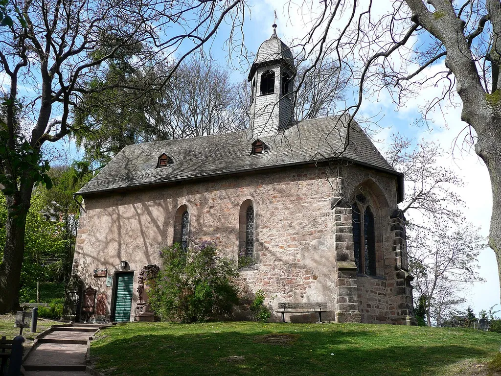 St. Michaelskapelle ("Michelchen") auf dem mittelalterlichen Pilgerfriedhof gegenüber der Elisabetkirche in Marburg, geweiht 1270. Ansicht von SO.