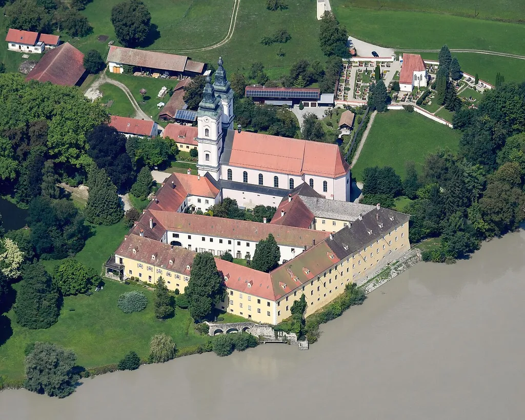 Aerial image of the Schloss Vornbach, the Vornbach Abbey, the parish church, and the cemetery chapel (view from the southeast)