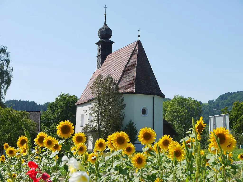 Kath. Filialkirche hl. Stefan und ehem. Friedhofsfläche