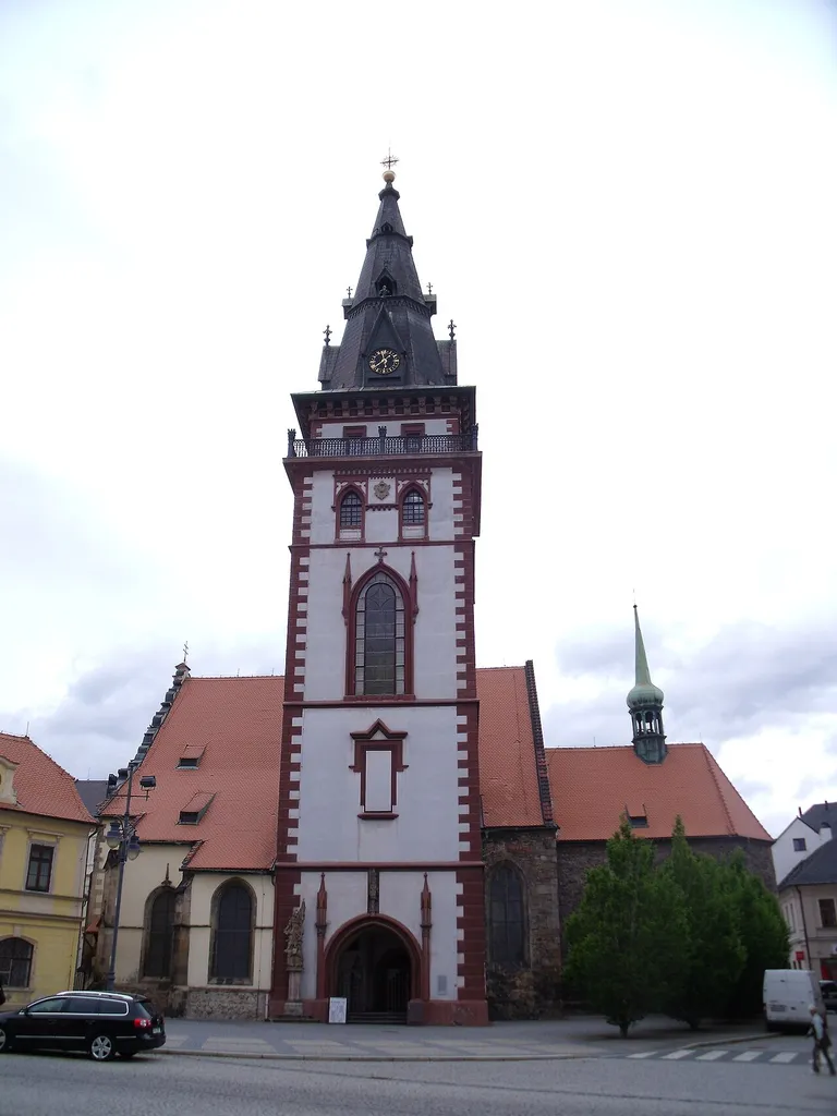 Jižní pohled na kostel s Mšstskou věží z náměstí 1. Máje.