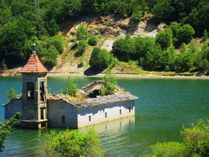 Submerged church of St. Nicholas (Mavrovo)
