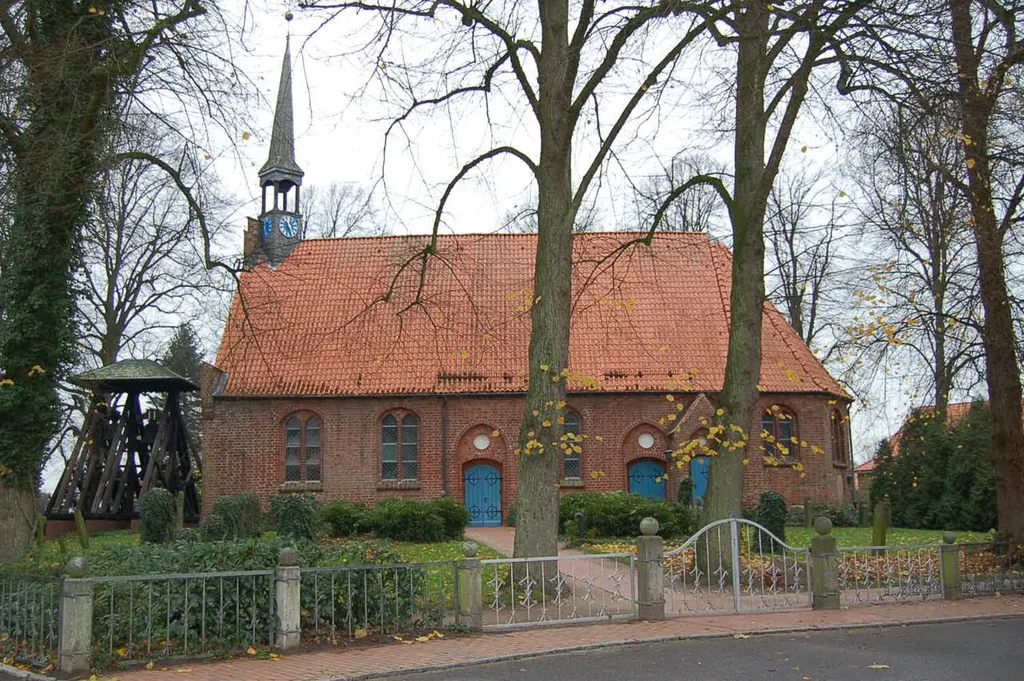 Seester (Schleswig-Holstein) - Dorfstraße - St.-Johannes-Kirche - Für genaue Informationen rufen Sie die Wikipediaseite auf: Johannes-Kirche Seester