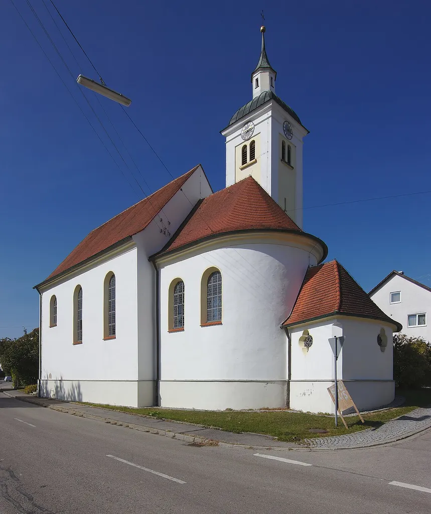 Katholische Kirche St. Leonhard, Gabelbachergreut. Saalbau mit eingezogenem Chor und nördlichem Turm mit gedrückter Haube und Laterne mit Spitzhelm, barocker Neubau von Johann Benedikt Ettl, 1737, Turm frühes 16. Jahrhundert, Turmaufsatz 2. Hälfte 18. Jahrhundert.