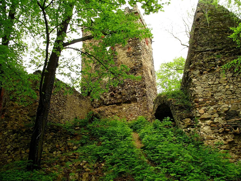 Lipa Górna - zespół zamkowy, XIII-XVII: - ruiny zamku, - budynki przedzamcza, - park, pocz. XX (zabytek nr rejestr. A/3053/751 z 26.09.1960)