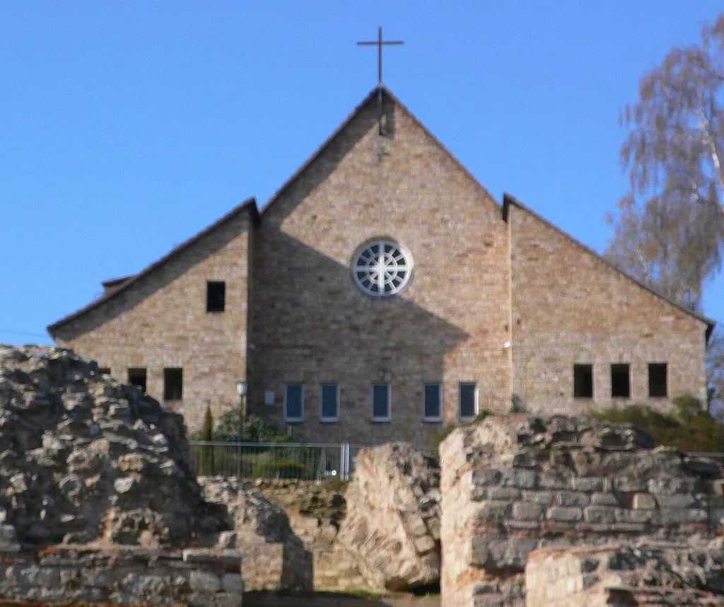 Lutherkirche, davor Ruinen des römischen Theaters