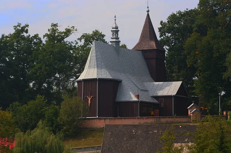 Kościół pw. Św. Anny w Święcanach. Zbudowany okolo 1520r. Jeden z cenniejszych drewnianych kościołow na Podkarpaciu