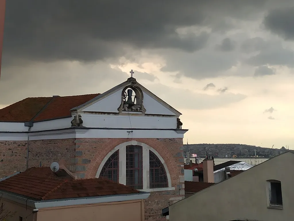 Çan kulesi ve kilise ön cephesinin kuzey batıdan görünüşü, İstanbul Boğazı