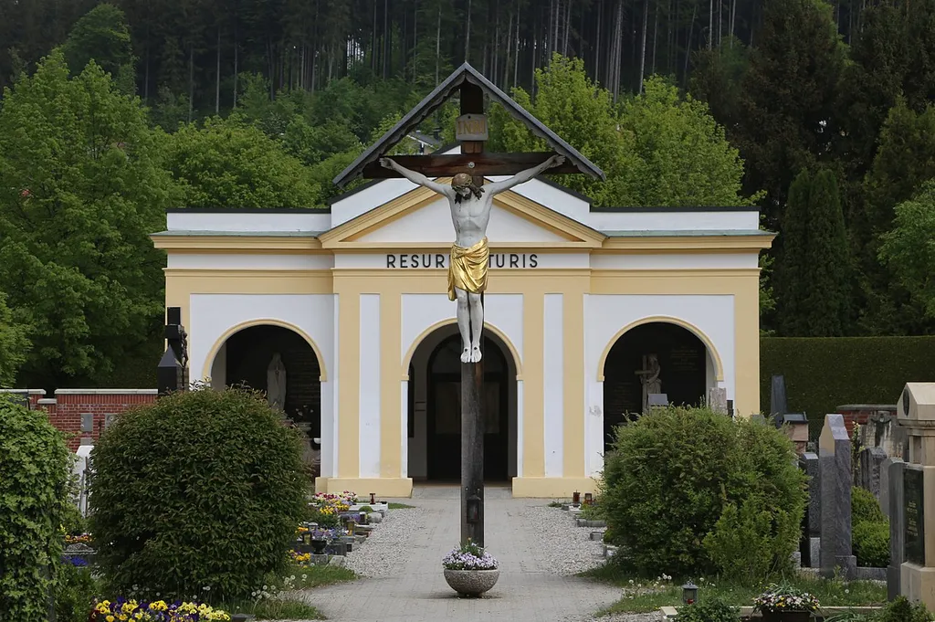 Münchener Straße 2, Feldkirchen-Westerham; Katholische Pfarrkirche St. Laurentius, Friedhofskapelle, tempelartiger Massivbau mit Flachdach, dreibogigem Arkadengang, Mittelrisalit mit Satteldach und Putzgliederungen, histiorisierend, um 1906 This is a picture of the Bavarian Baudenkmal (cultural heritage monument) with the ID D-1-87-130-2 (Wikidata)