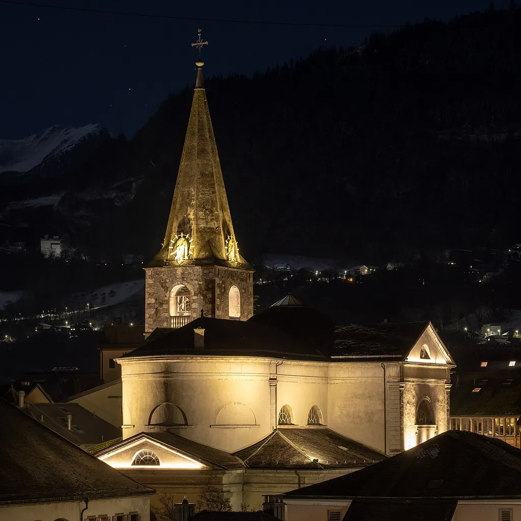 L'église de Monthey vue de nuit.