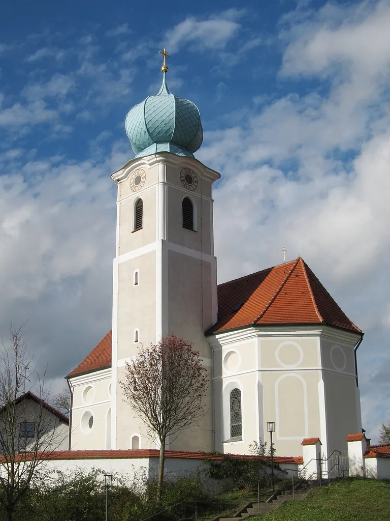 Katholische Filialkirche Hl. Kreuzauffindung, Saalbau mit dreiseitig geschlossenem Chor, angefügter Sakristei und Zwiebelturm, Chor und Turm im Kern spätgotisch, Langhaus und Wölbung von Anton Kogler.