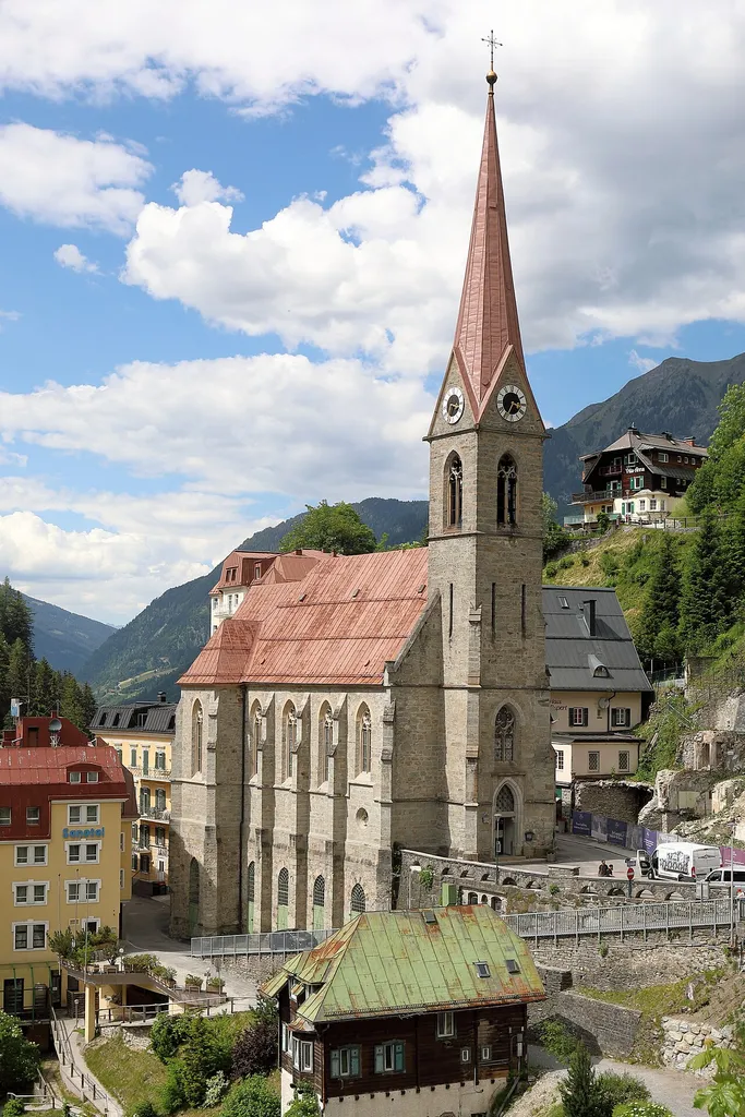 Südansicht der röm.-kath. Pfarrkirche hl. Primus und hl. Felizian in der Salzburger Gemeinde Bad Gastein.Die neogotische Kirche wurde anstelle einer baufälligen Vorgängerkirche ab 1866 (Grundsteinlegung am 14. Februar) errichtet und am 27. November 1876 feierlich geweiht. Den Plan für die einschiffige, nach Norden ausgerichtete Kirche mit Südturm lieferte der k.k. Bezirksingenieur Pieschel. Den Bau führte der Salzburger Baumeister Jacob Ceconi aus. Der Dombaumeister Friedrich von Schmidt lieferte die Zeichnungen für die Einzelheiten und die Einrichtungen.