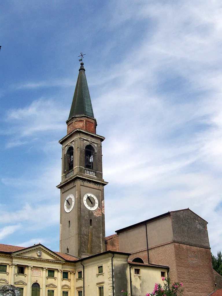 Campanile della chiesa parrocchiale di Santa Maria Assunta in Albaredo d'Adige (VR).