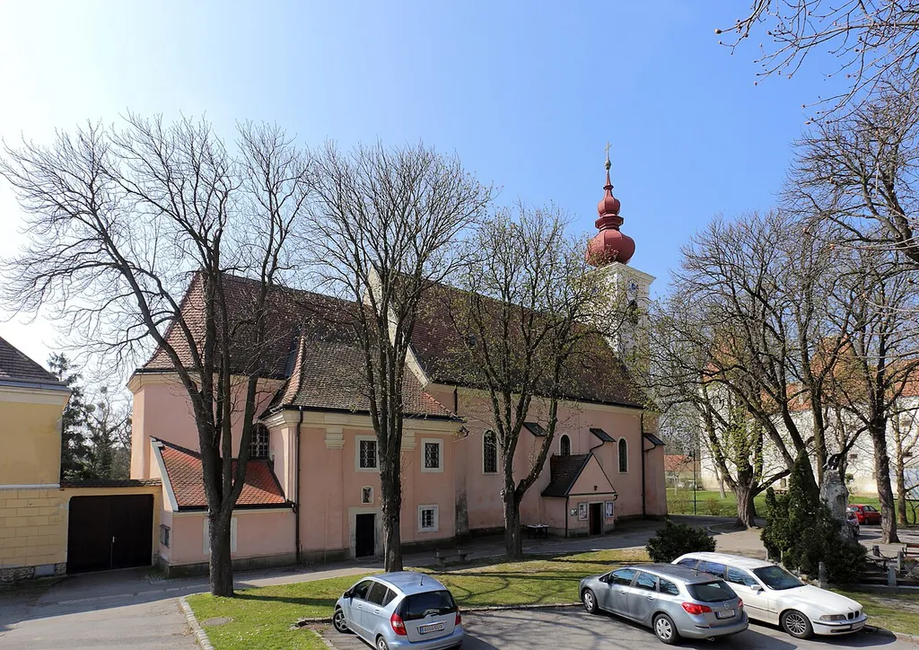 Pfarrkirche hl. Michael in der niederösterreichischen Marktgemeinde Orth an der Donau. Eine ehemalige Wehrkirche. Nach schweren Schäden durch den Türkenkrieg 1529 wurde der mittelalterliche Bau neuerlich aufgebaut und 1689 unter Beibehaltung des spätgotischen Kernbaues barockisiert.