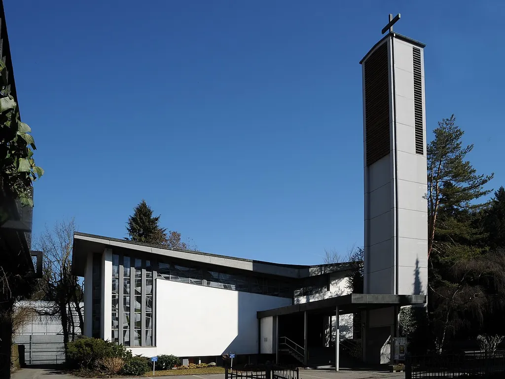 aus dem DEHIO Vorarlberg 1983: Feldkirch Levis Bermanngasse Nr.2 (Evangelische Pauluskirche). Saalbau mit freistehendem Turm. - Saalraum mit nach vorne ansteigender Flachdecke, erhöhter Altarraum mit eingezogenen Schrankwänden, über der Orgel Dach ansteigend. Am Eingang Betonglasfenster, Entwurf "Horst Beck, Höldingen"; Ausführung "Nik Dierig Überlingen".