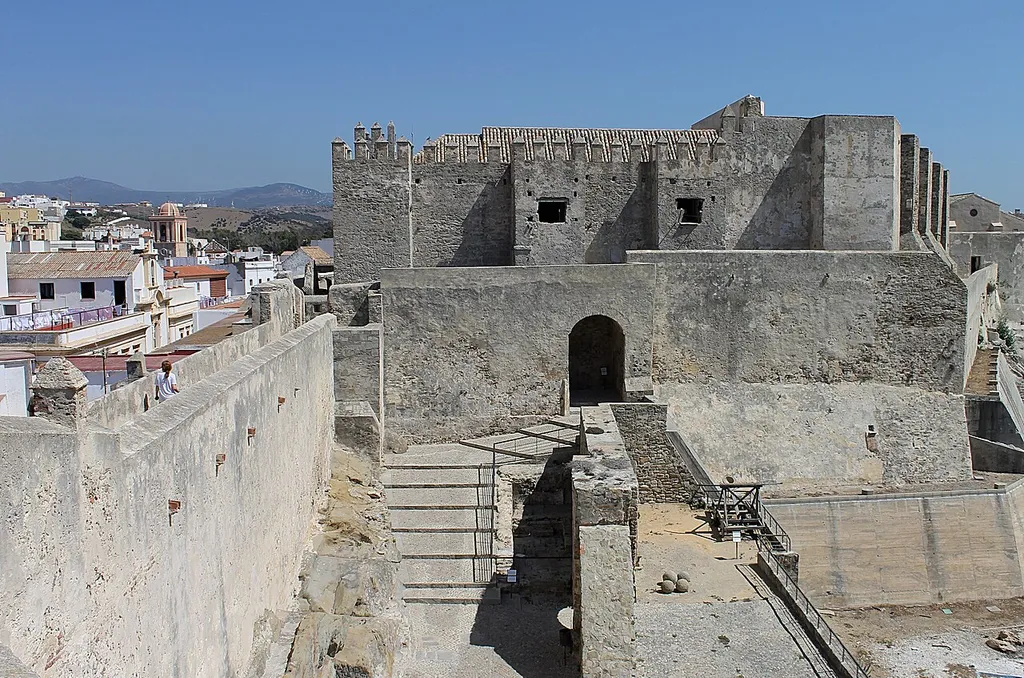 Le château fut commandé par Abd er-Rahman III, premier émir arabe à prendre le titre de calife, qui avait à coeur de contrôler le détroit de Gibraltar.