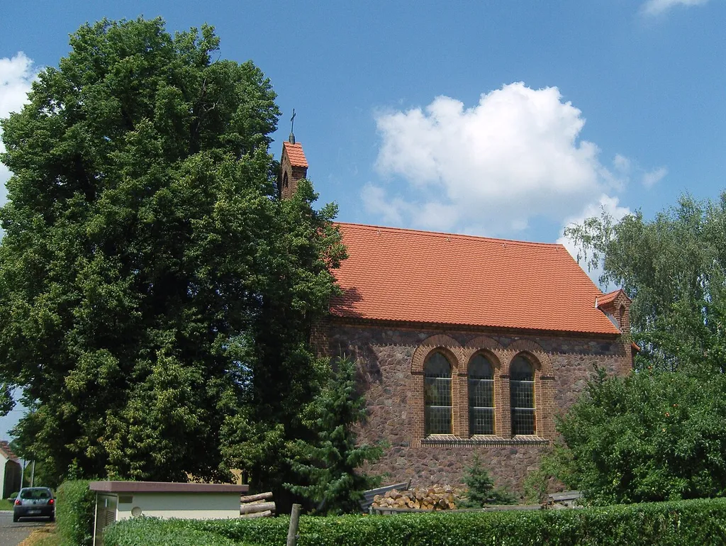 Dorfkirche in Allmosen ein Ortsteil von Großräschen. Die Kirche gehört zu den Baudenkmälern der Stadt Großräschen, die Linden vor der Kirche sind ebenfalls geschützt