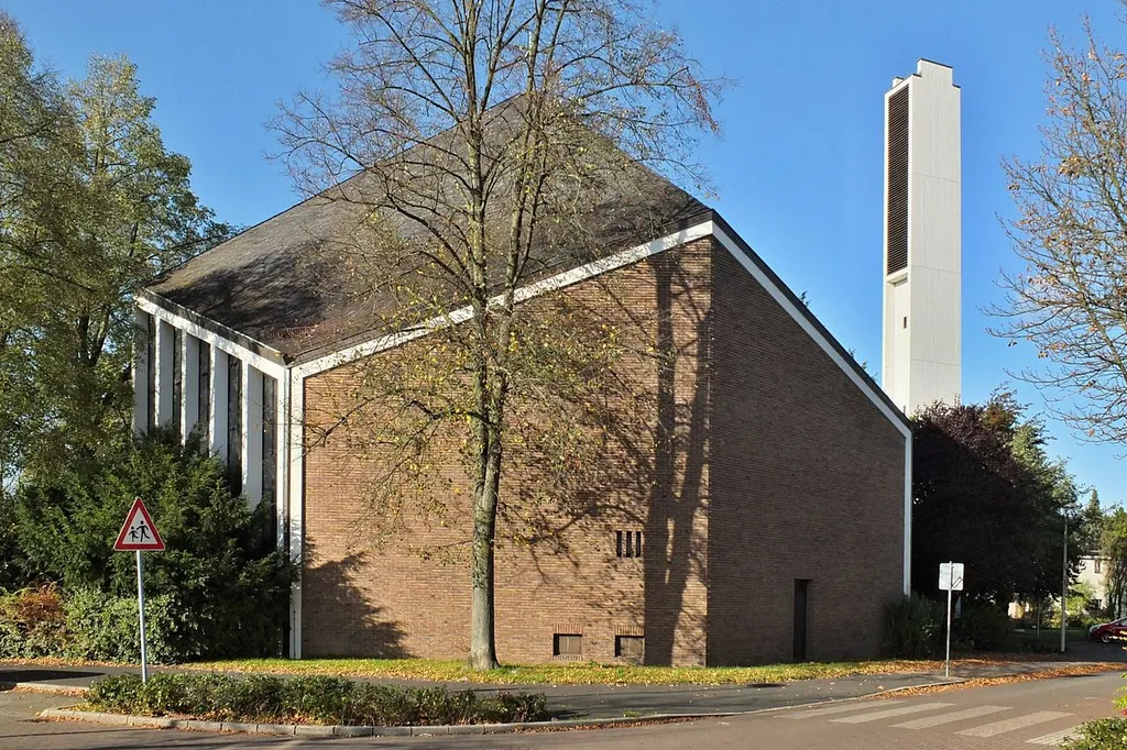 Erlöserkirche, erbaut 1958, Architekt: Heinrich Rosskotten (1886–1972), Hilden, St.-Konrad-Allee, Ecke Kölner Straße