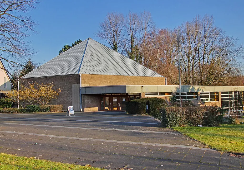 Friedenskirche in Leverkusen-Schlebusch (Waldsiedlung), Belichtungsfusion aus 3er-Reihe mit PTGui Pro