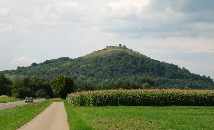 Limburg bei Weilheim an der Teck, Baden-Württemberg. Der Kegel Limburg ist der Rest eines ehemaligen Schwäbischen Vulkans.