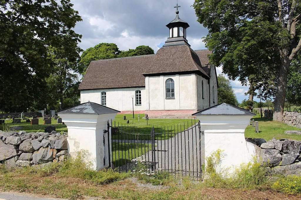 Teda kyrka och kyrkogårdsgrind från sydost.