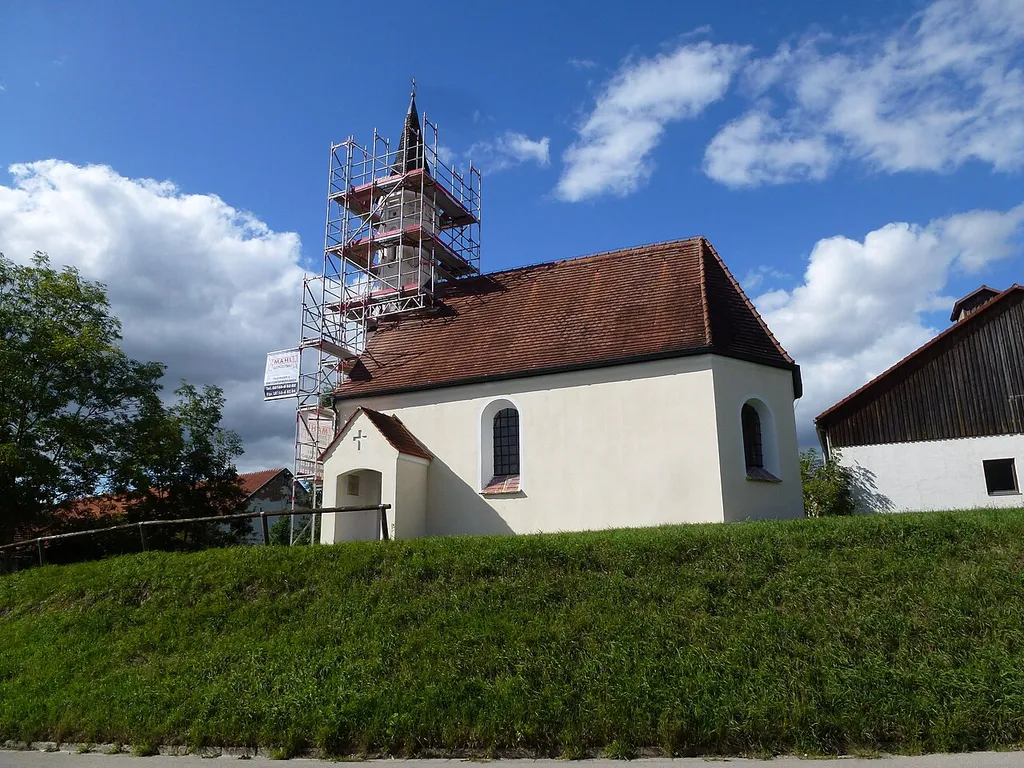 Sulzrain, Taxbergstr.13: Katholische Filialkirche St. Nikolaus. Ansicht von SO. Da die Kirche zur Zeit der Aufnahmen gerade eingerüstet war, wird derzeit auf weitere Aufnahmen verzichtet.