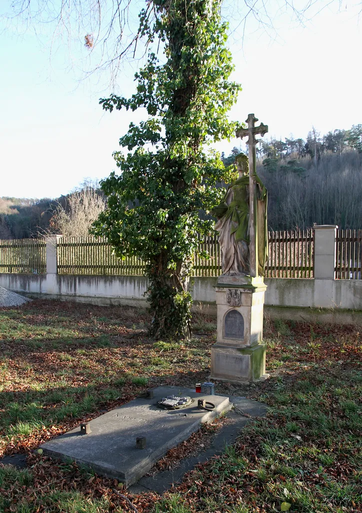 Grab der Familie Podivin und Grabmal der Freifrau von Rumerskirch am Friedhof von Reidling, ein Ortsteil der niederösterreichischen Gemeinde Sitzenberg-Reidling.