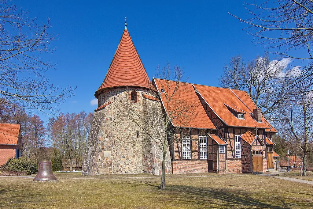 St.-Remigius-Kirche in Suderburg, Niedersachsen, Deutschland. Der Turm datiert aus der Umnutzung einer um 1000 n.Chr. errichteten Burg.