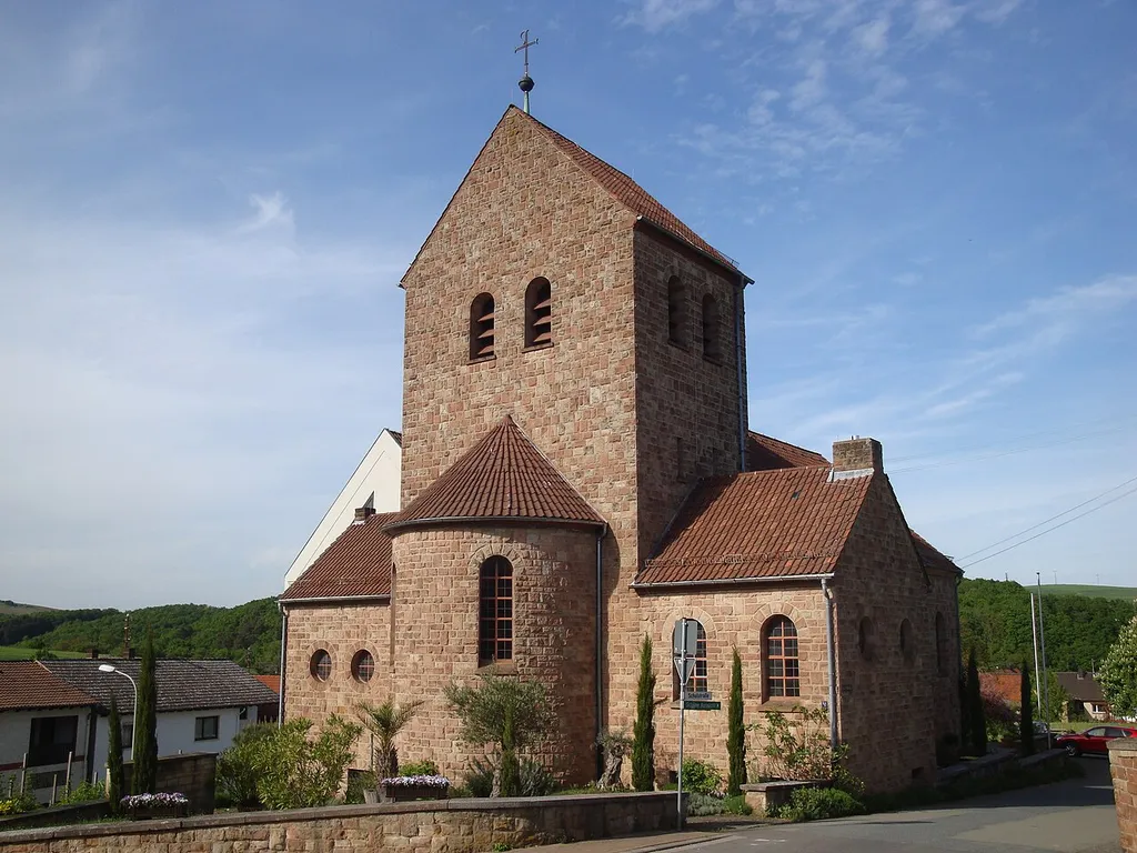 Katholische Kirche St. Maria in Hallgarten, Pfalz.