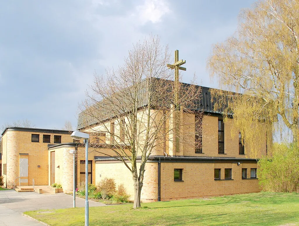 Die St. Thomas Morus Kirche in Rostock, Stadtteil Evershagen. Sie ist ein katholisches &amp; evangelischen Gotteshaus. Ehemaliger Pastor der Gemeinde ist u.a. Joachim Gauck (BP).
