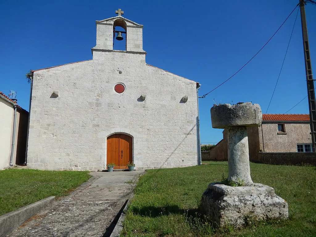 Saint-Froult, Charente-Maritime, France. • L'église du village de Saint-Froult.