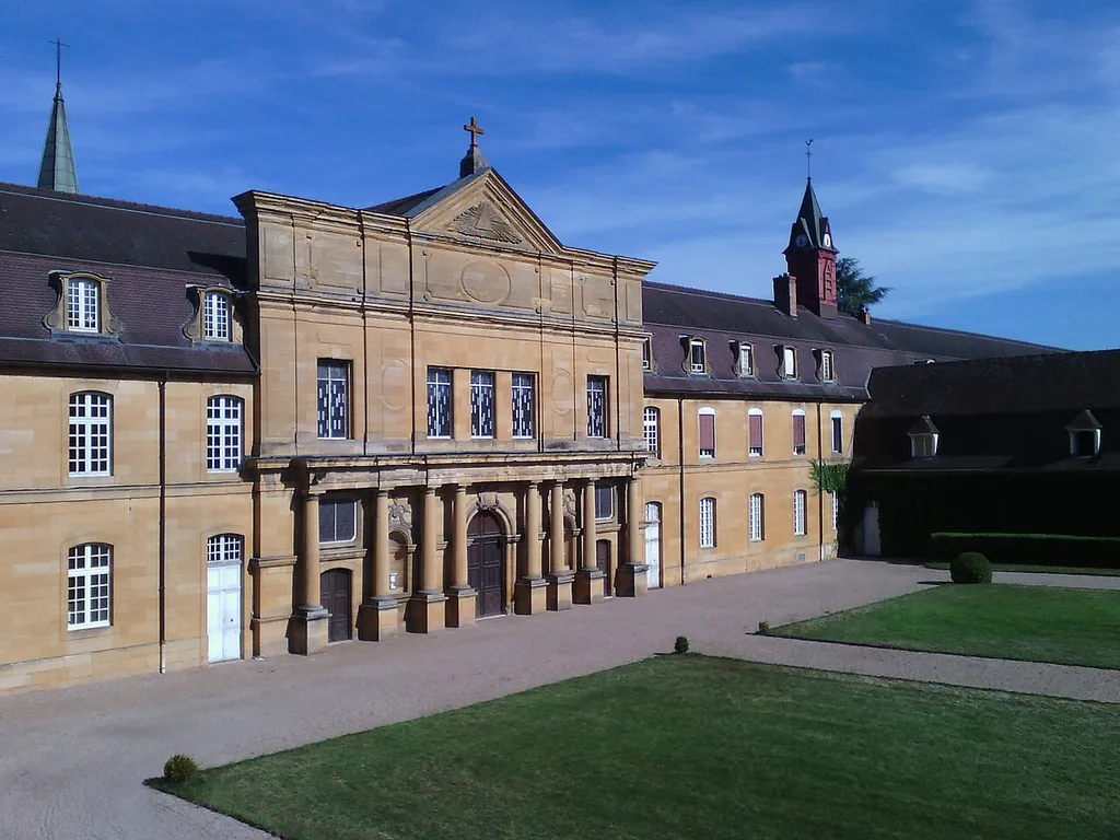 Façade de l'église de l'abbaye de Sept-Fons