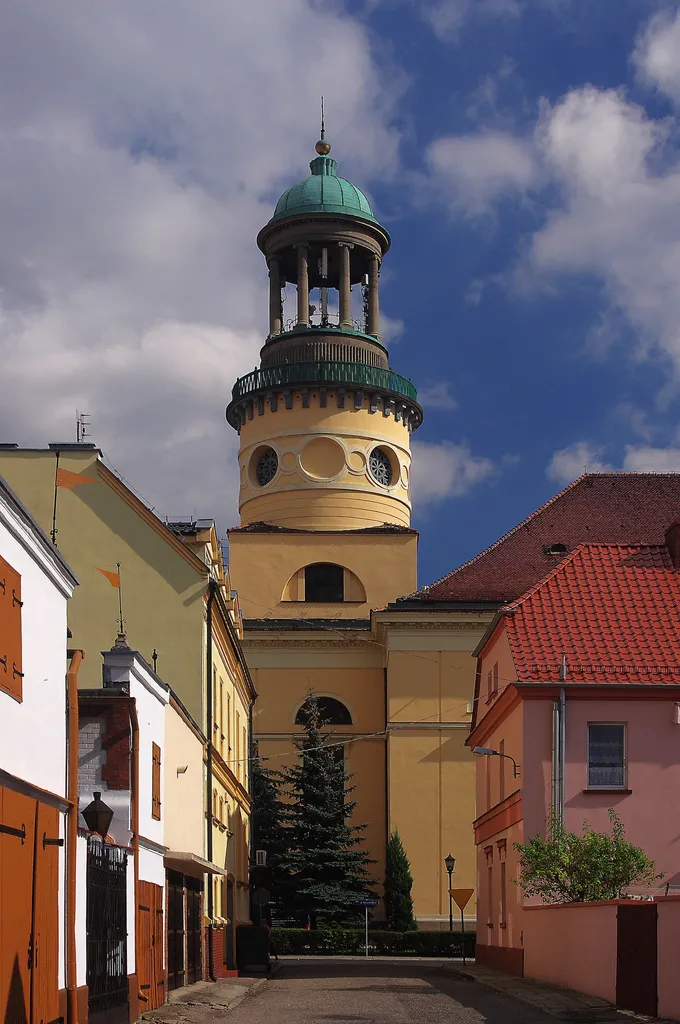 Rawicz, ul. Buszy - dawny kościół ewangelicki, obecnie rzymskokatolicki pw. św. Andrzeja Boboli z 1808, 1915 r. Prostokątna wieża, która jest zwieńczona kopułą wspartą na konsolkach oraz z wysoką kolumnową latarnią. (zabytek nr 375/Wlkp/A)