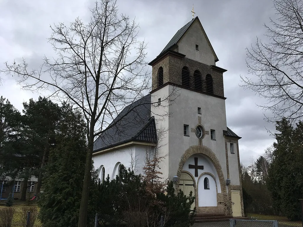 St. Josef ist eine römisch-katholische Kirche in Strausberg im Stil des ausgehenden Historismus, die 1928 geweiht wurde. Im Innern befinden sich eine neuzeitliche Ausstattung sowie eine Schuke-Orgel.