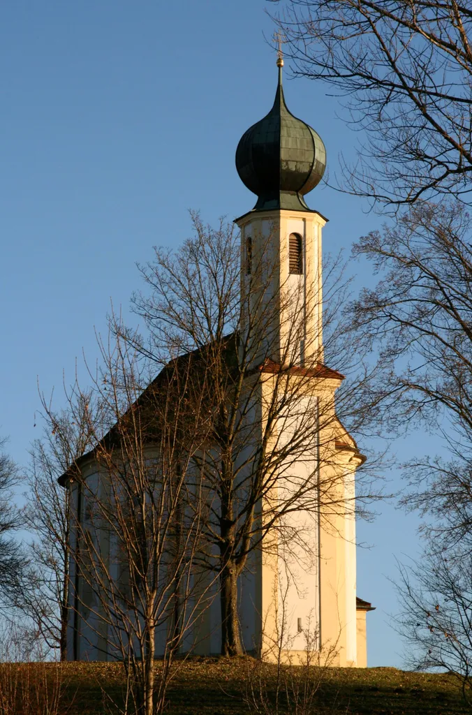 Die Wallfahrtskirche Maria Schnee in Kirchbrunn (Gemeinde Heldenstein, Landkreis Mühldorf am Inn, Oberbayern). Schöner spätbarocker Zentralbau der Jahre 1760-62. Das kleine Gotteshaus befindet sich in reizvoller landschaftlicher Lage.