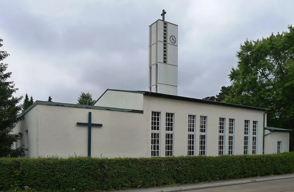 Blick auf Gemeindesaal, Kirche und Turm