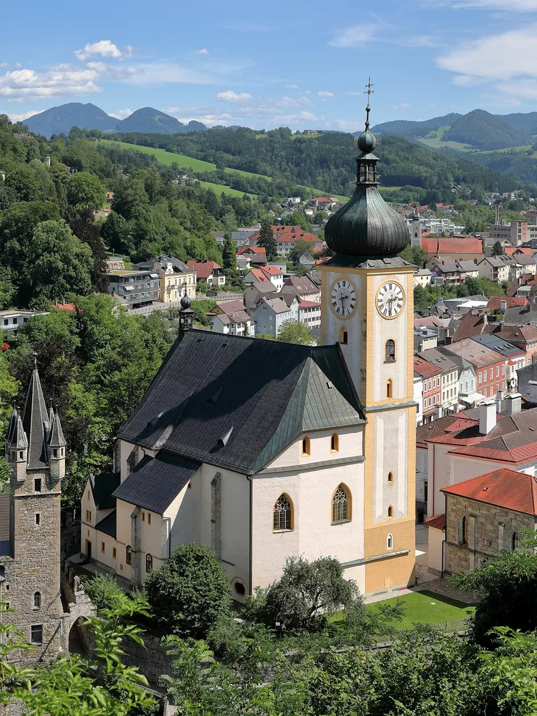 Westansicht der röm.-kath. Stadtpfarrkirche hll. Maria Magdalena und Lambert in der niederösterreichischen Stadtgemeinde Waidhofen an der Ybbs.Die spätgotische Hallenkirche wurde von 1470 bis 1510 unter Miteinbeziehung von Teilen der Stadtbefestigung (Westwand, Kirchturm) errichtet. 1689 wurde der Kirchturm erhöht und barockisiert.