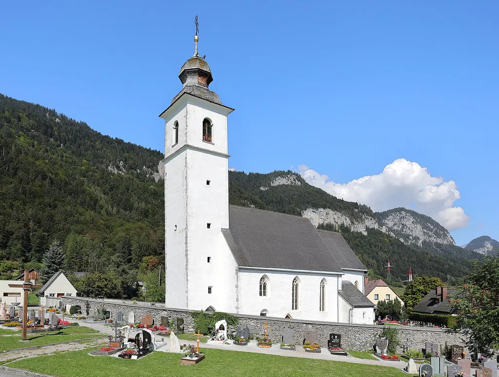 Die röm.-kath. Filialkirche hl. Rupert in Niederhofen, ein Ortsteil der Gemeinde Stainach-Pürgg in der Steiermark.Um 1450 wurde die Kirche im spätgotischen Baustil anstelle einer 1240 genannten Vorgängerkirche erbaut. Der Kirchturm wurde 1754 ab der Glockenstube im barocken Stil umgebaut.
