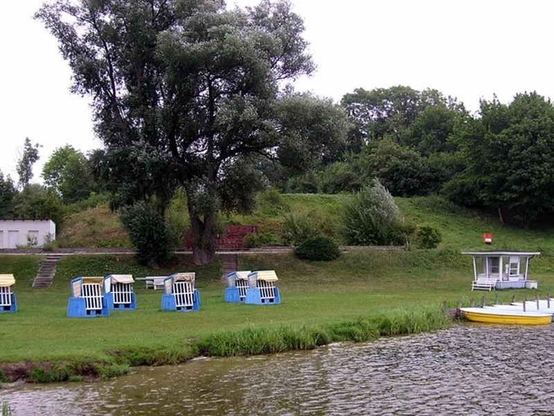 Der Schlossberg am Tüzener Badestrand