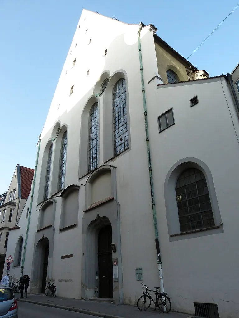 Augsburg, Dominikanergasse 15. This is a photograph of an architectural monument.It is on the list of cultural monuments of Bayern, no. D-7-61-000-215.