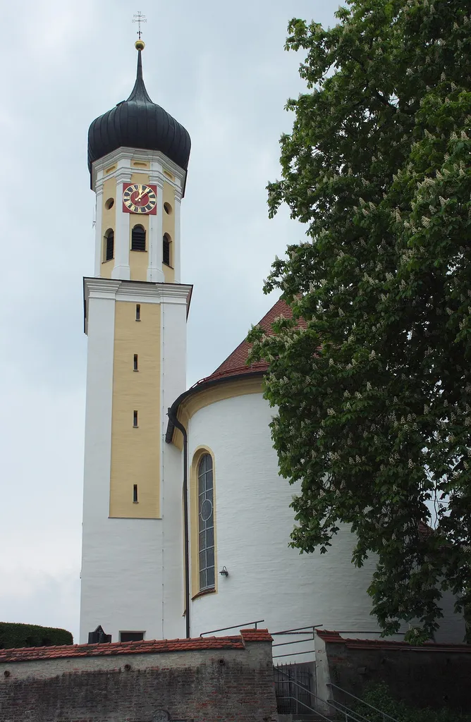 Katholische Pfarrkirche St. Nikolaus in Dürrlauingen, einer Gemeinde im Landkreis Günzburg (Bayern), von 1768, von Joseph Bichlmayer errichtet, Zwiebelturm